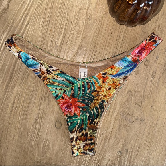 Luli Fama bikini - Picture 3 of 7